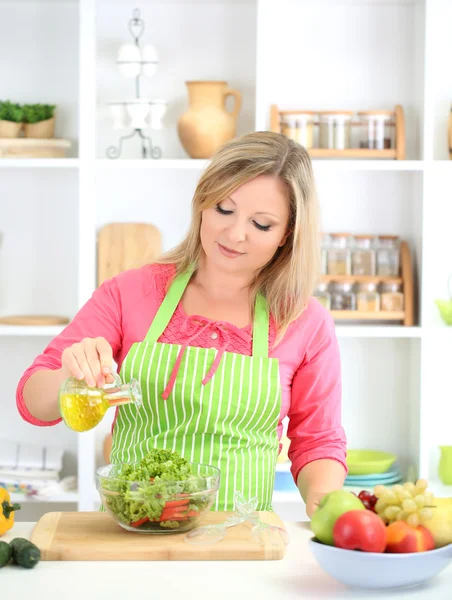Boldog mosolygó nő a konyhában készül zöldségsaláta — Stock Fotó