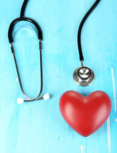 Stethoscope et coeur sur table en bois close-up — Photo