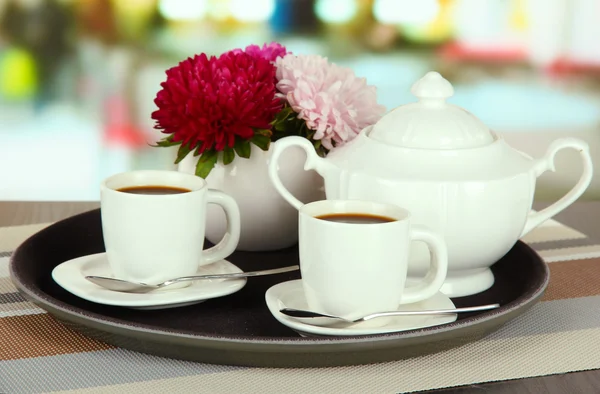 Tazas de café en bandeja en la mesa en la cafetería —  Fotos de Stock