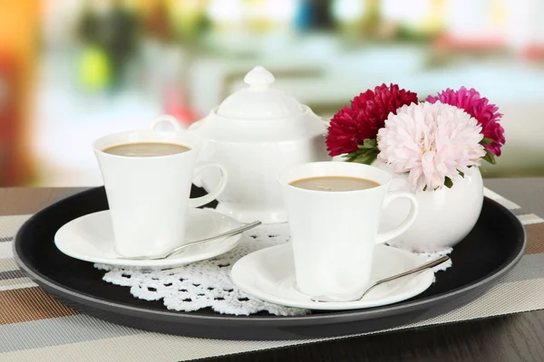 Koppar kaffe på bricka på bord i café — Stockfoto