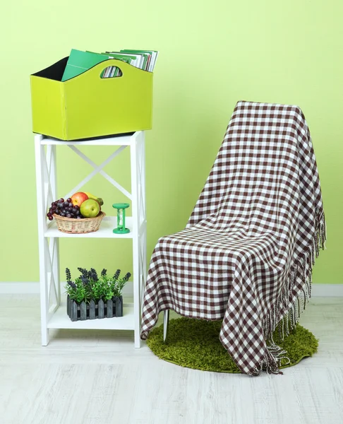 Revistas y carpetas en caja verde en estante en la habitación — Foto de Stock