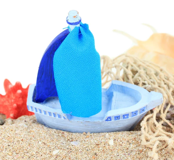 Голубой игрушечный корабль на песке изолирован на белом — стоковое фото