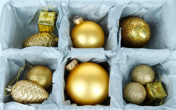 Christmas speelgoed in houten kist close-up — Stockfoto