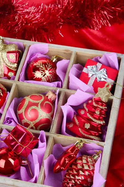Boże Narodzenie zabawki w drewniane pudełko na jasnym tle — Zdjęcie stockowe