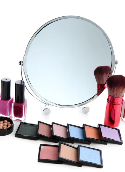 Skupina Dekorativní kosmetika make-up a zrcadlo, izolované na bílém — Stock fotografie