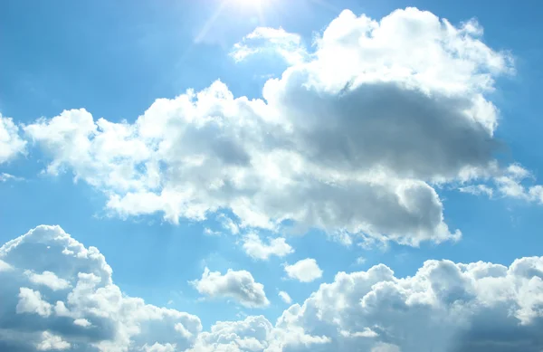 Blå himmel med moln — Stockfoto