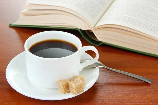 Kopje koffie met suiker en boek op houten achtergrond — Stockfoto