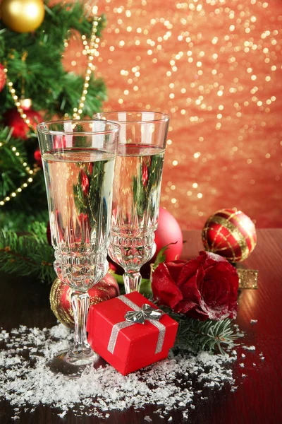 Koostumus joulukoristeilla ja kahdella samppanjalasilla, kirkkaalla taustalla — kuvapankkivalokuva