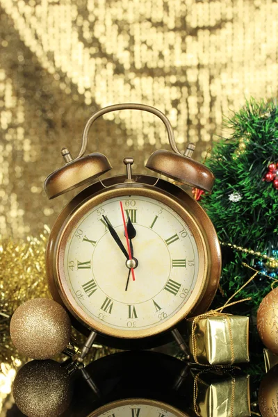 Composición de decoraciones de reloj y navidad sobre fondo brillante — Foto de Stock