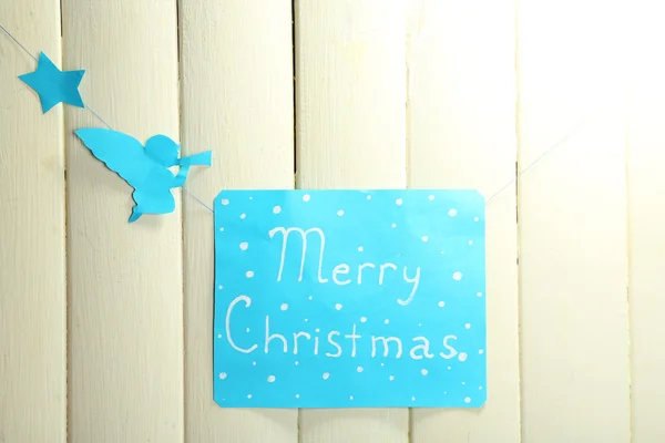 Schild mit den Worten Frohe Weihnachten auf Holztischhintergrund Nahaufnahme — Stockfoto