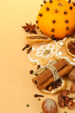 bej renkli arka plan üzerinde Noel baharat kompozisyonu