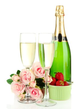 Şampanya, çilek ve pembe Gül, beyaz izole romantik natürmort