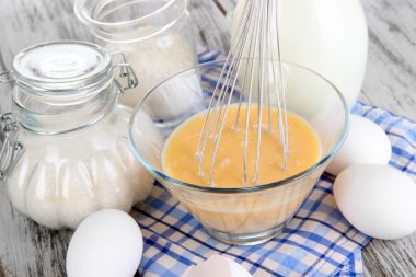 malzemeler hamur üzerinde ahşap masa yakın çekim için