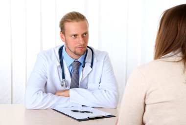 Ofiste doktor ve hasta var.