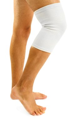 Diz üstüne beyaz izole, elastik bandaj ile genç adam