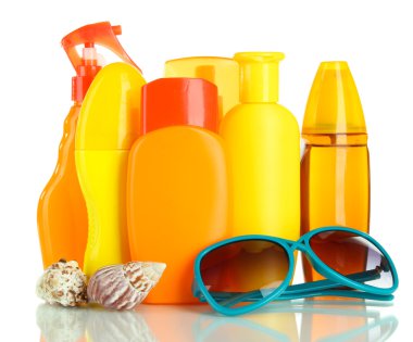 Güneş kremi ve güneş gözlüğü üzerinde beyaz izole şişeler