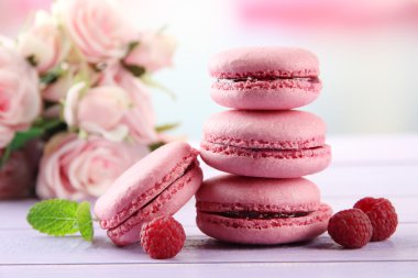 tablo üzerinde açık renkli yumuşak macaroons