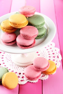 Cam Aranjman üzerinde tablo yakın çekim yumuşak macaroons