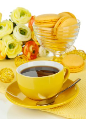 kahve ve üzerinde beyaz izole macaroons