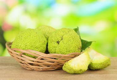 Osage turuncu meyve sepeti, doğa zemin üzerine ahşap masa üzerinde (maclura pomifera)