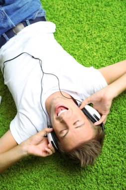 halı üzerinde rahatlatıcı ve müzik genç adam