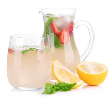 çilek, limonata fesleğen izole üzerine beyaz