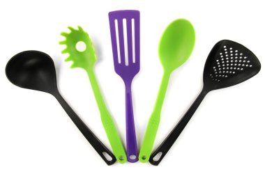 Plastik mutfak eşyaları üzerinde beyaz izole