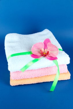 arka plan mavi kurdele ile bağlanmış havlu