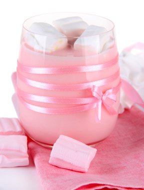 Marshmallow, üzerinde beyaz izole lezzetli yoğurt