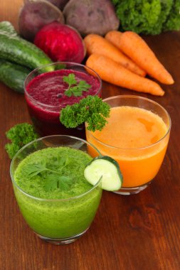 Tablo yakın çekim üzerinde taze sebze suları