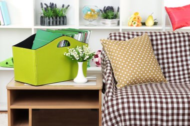 dergi ve başucundaki odasında yeşil kutusundaki klasörler