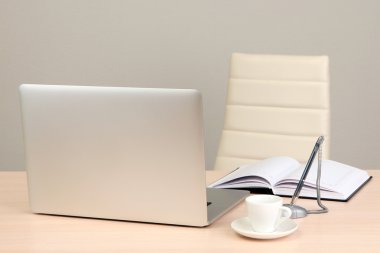 Bilgisayarlı ofis işyeri, kapat