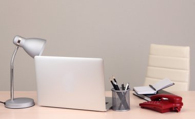 Bilgisayarlı ofis işyeri, kapat