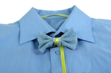 gömlek ile üzerine beyaz izole renkli kelebek yakın çekim