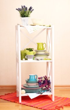 sofra ve dekor, renkli duvar zemin üzerine ile güzel beyaz raflar