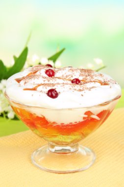 açık renkli tablo üzerinde kase lezzetli reçel