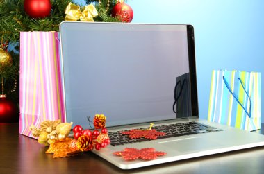 dizüstü bilgisayar hediye tablo üzerinde mavi arka plan ile