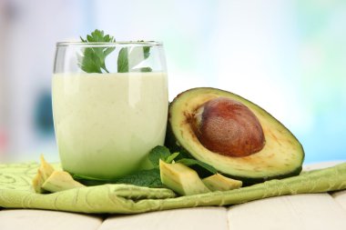 taze avokado güler yüzlü parlak zemin üzerine