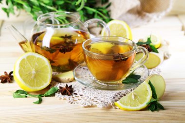 Kettle ve çay zencefil üzerinde parlak zemin üzerine ahşap masa peçeteye ile