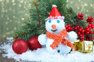 parlak zemin üzerine güzel kardan adam ve Noel dekorasyonu