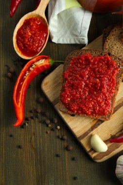 salsa soslu ekmek,, red hot chili biber ve sarımsak, peçete, ahşap zemin üzerinde kompozisyon