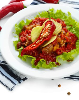 biberli Mısır carne - beyaz tabakta üzerine beyaz izole peçete üzerinde geleneksel Meksika yemeği