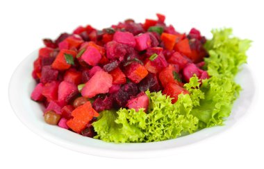 plaka üzerinde beyaz izole pancar salatası