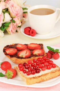 Tablo yakın çekim üzerinde meyveleri lezzetli ekmek