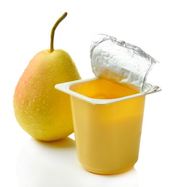 Açık plastik Kupası beyaz izole lezzetli yoğurt