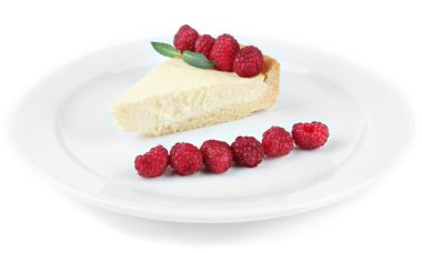 dilim ile plaka üzerinde beyaz izole, ahududu cheesecake