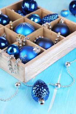 Noel oyuncak kutusunda ahşap masa yakın çekim