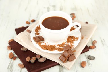 kakao tozu peçete ahşap tablo üzerinde Kupası