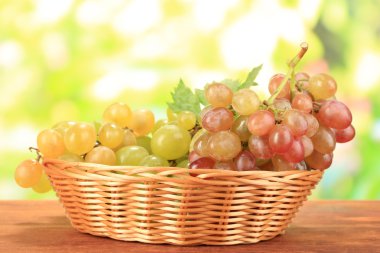 Olgun tatlı üzüm sepeti doğa zemin üzerine ahşap tablo