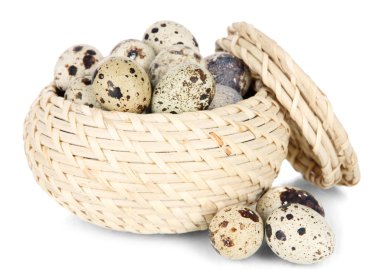 bıldırcın yumurtası beyaz izole hasır sepet